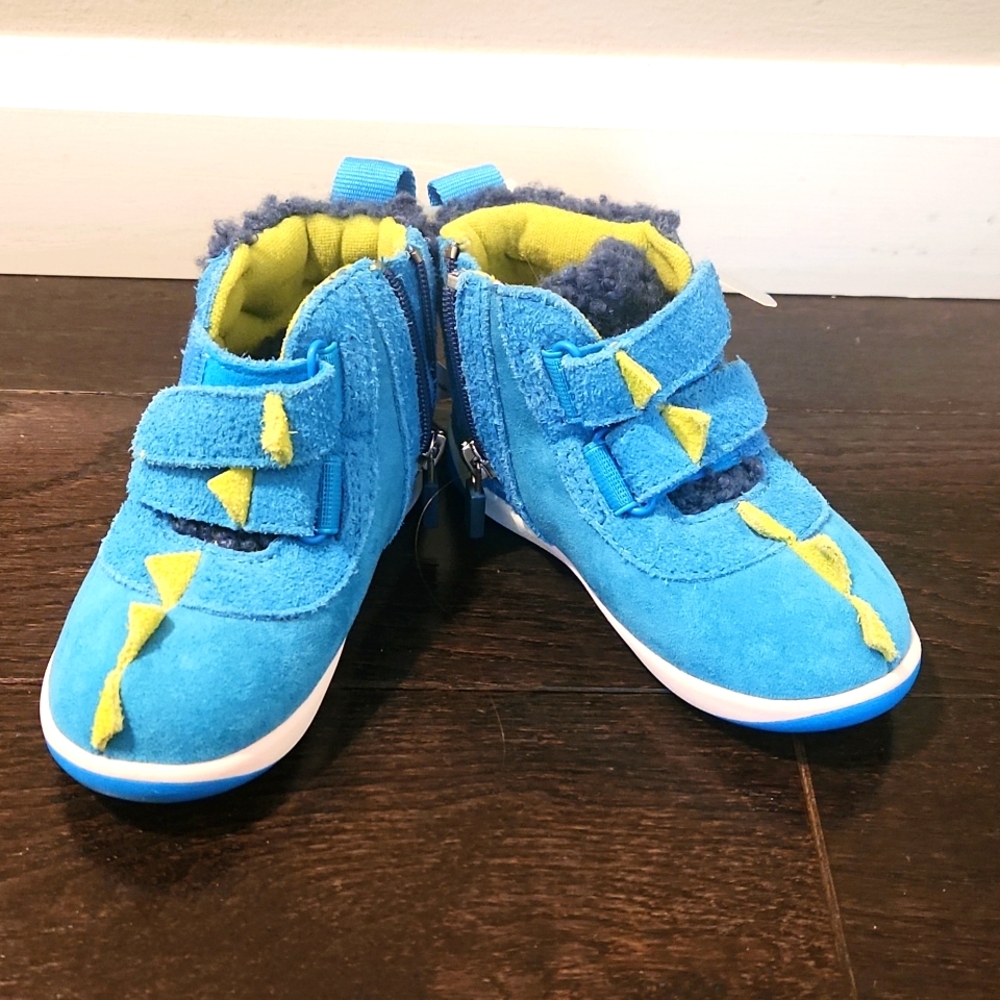 New Ugg Kids Dino Boots size 8
